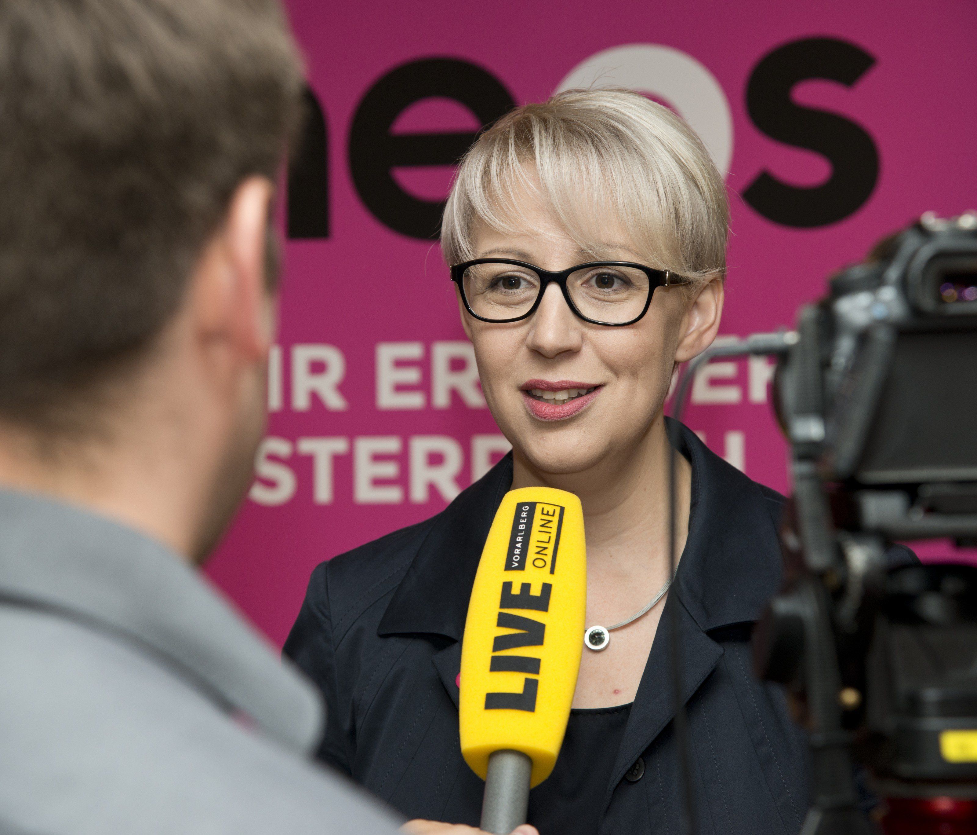 Den Einzug in den Landtag vorausgesetzt will Spitzenkandidatin Sabine Scheffknecht mit den NEOS einen neuen politischen Stil in Vorarlberg prägen Den Einzug in den Landtag vorausgesetzt will Spitzenkandidatin Sabine Scheffknecht mit den NEOS einen neuen politischen Stil in Vorarlberg prägen