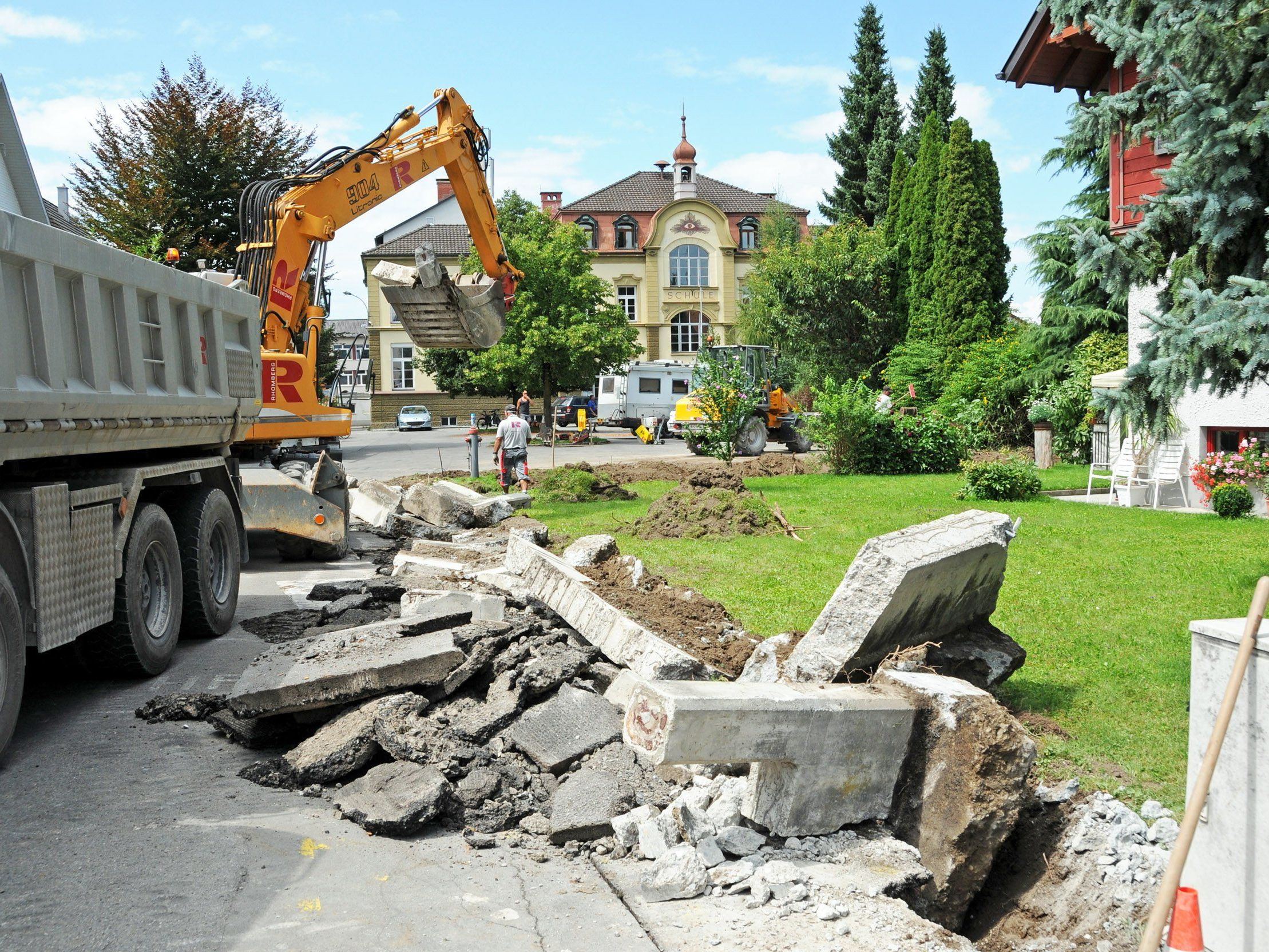 Gartenmauer und Zaun vor dem Haus Dörler am Schulweg 2 sind bereits weggeräumt. Gartenmauer und Zaun vor dem Haus Dörler am Schulweg 2 sind bereits weggeräumt.