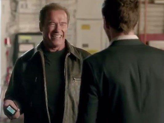 Arnold Schwarzenegger mimt im Werbespot sich selbst - und das Opfer einer Verwechslung Arnold Schwarzenegger mimt im Werbespot sich selbst - und das Opfer einer Verwechslung