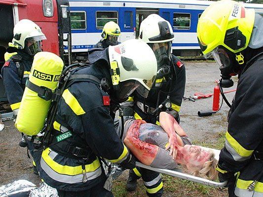 Kein echtes Blut: Der simulierte Einsatz der Feuerwehr Kein echtes Blut: Der simulierte Einsatz der Feuerwehr