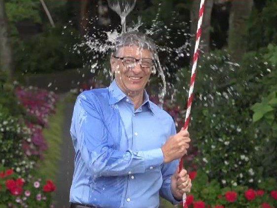 Auch Bill Gates akzeptierte die Challenge.