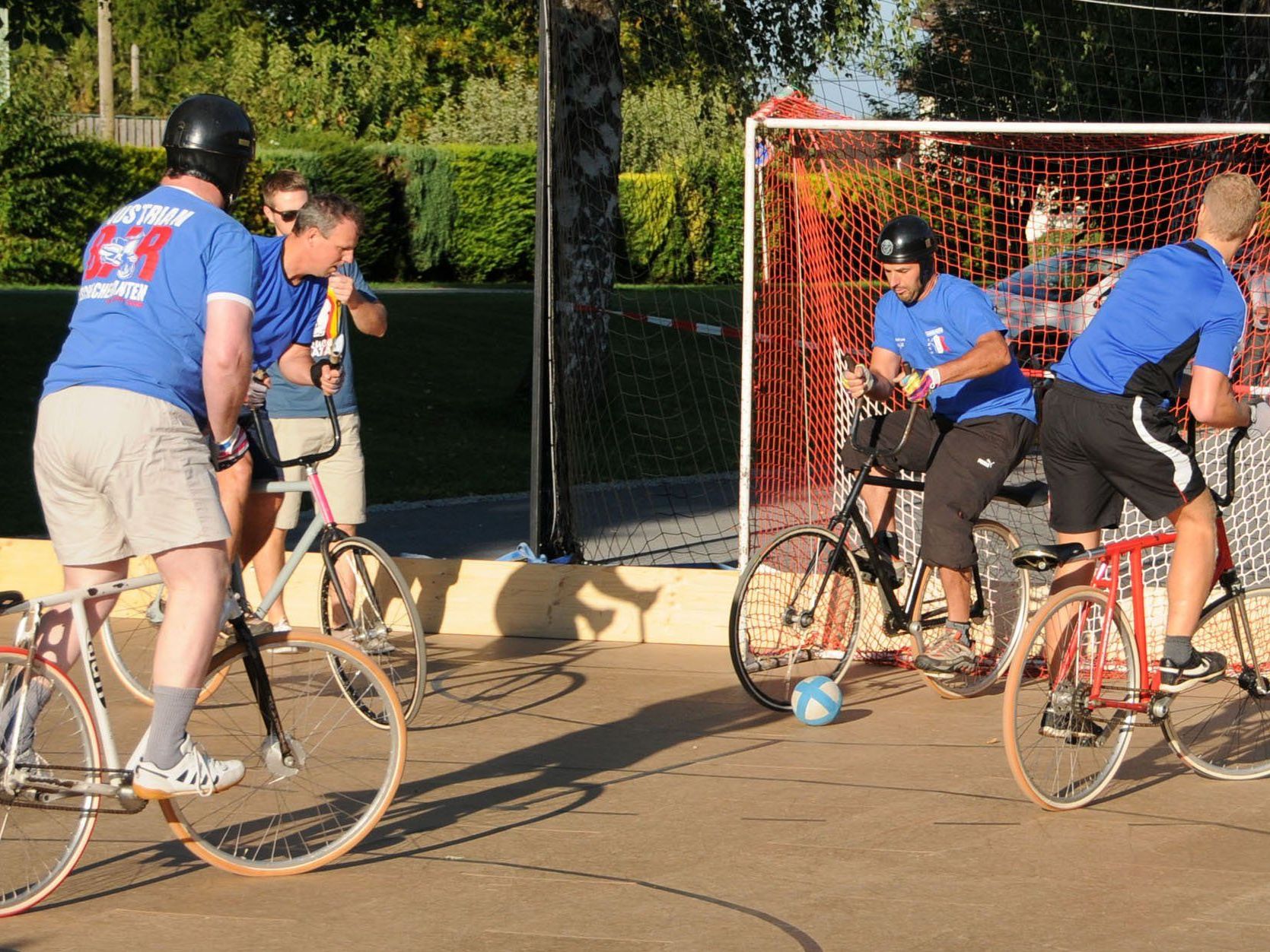 Am 30. August zeigen in Höchst die Nichtradballer, was sie mit Ball und Fahrrad leisten. Am 30. August zeigen in Höchst die Nichtradballer, was sie mit Ball und Fahrrad leisten.