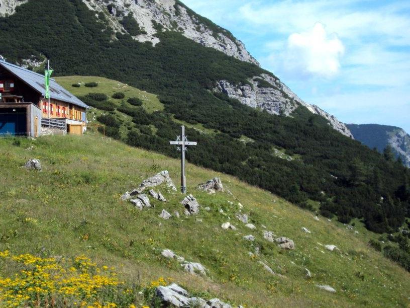 Kreuz auf der Obezalimhütte.