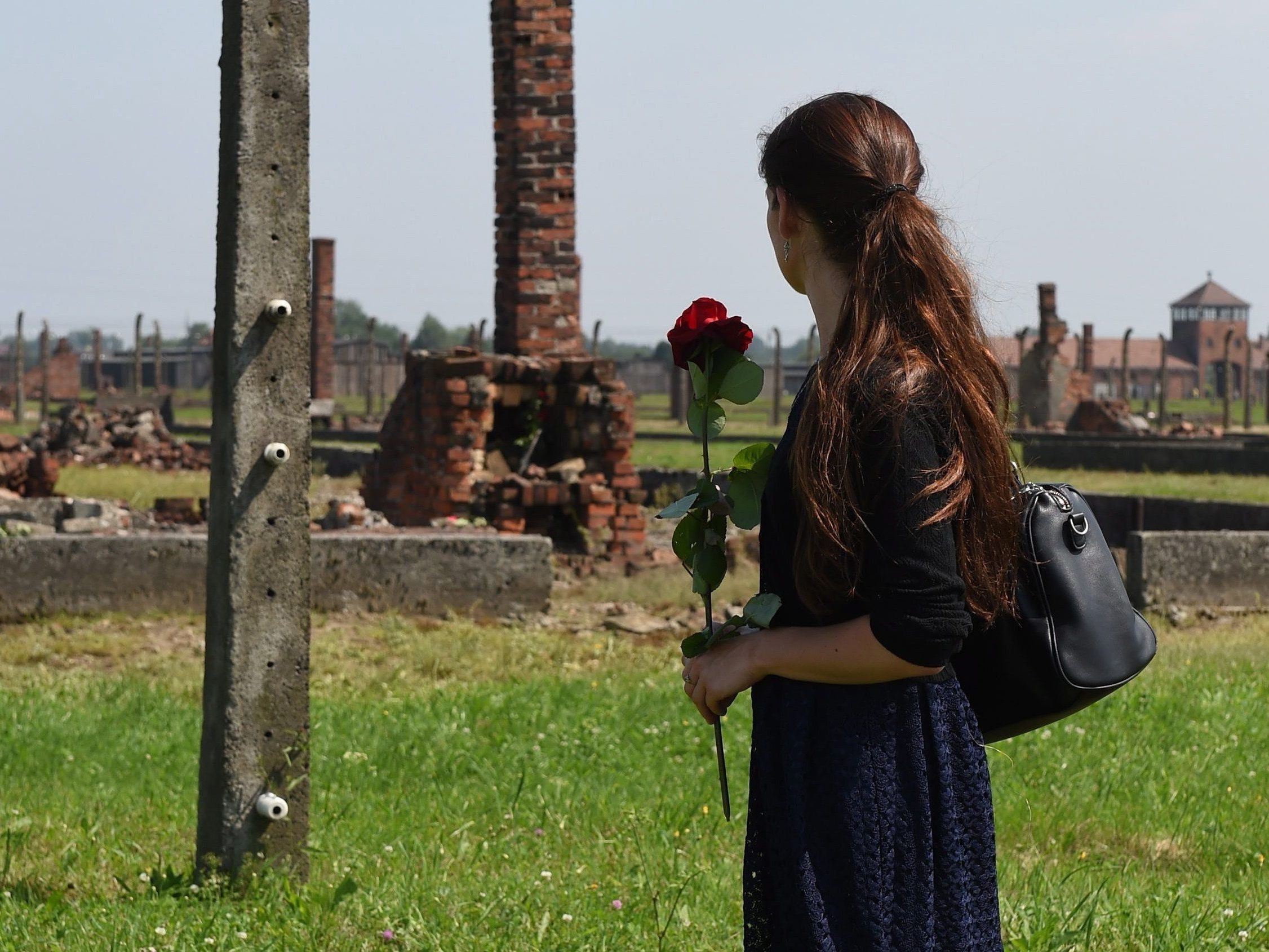 Warum kann man in Auschwitz nicht einfach mal schweigen und das Handy in der Tasche lassen? Warum kann man in Auschwitz nicht einfach mal schweigen und das Handy in der Tasche lassen?