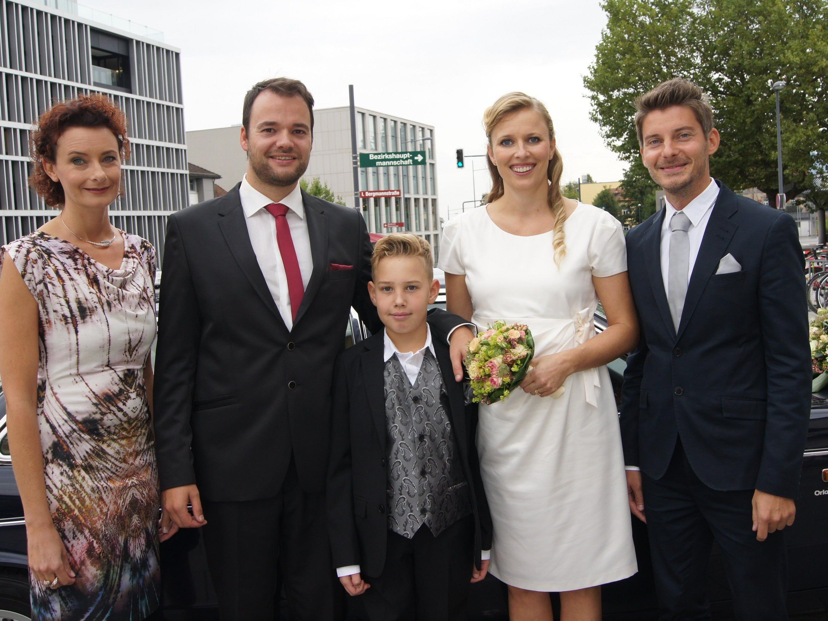 Das Brautpaar mit den Trauzeugen und Fabian bei der standesamtlichen Trauung in Dornbirn.