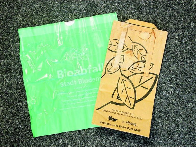 Bürgerforumsteilnehmer fordern ein Ende der Biomüll-säcke aus Papier.