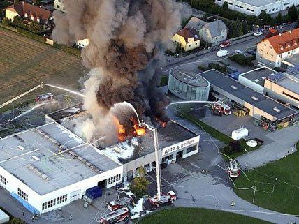 Der Brand hatte eine riesige Rauchsäule verursacht. Der Brand hatte eine riesige Rauchsäule verursacht.