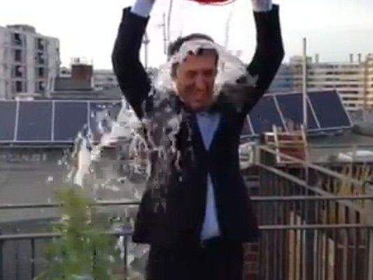 Özdemir baut ein politisches Statement in seine Ice Bucket-Challenge ein. Özdemir baut ein politisches Statement in seine Ice Bucket-Challenge ein.