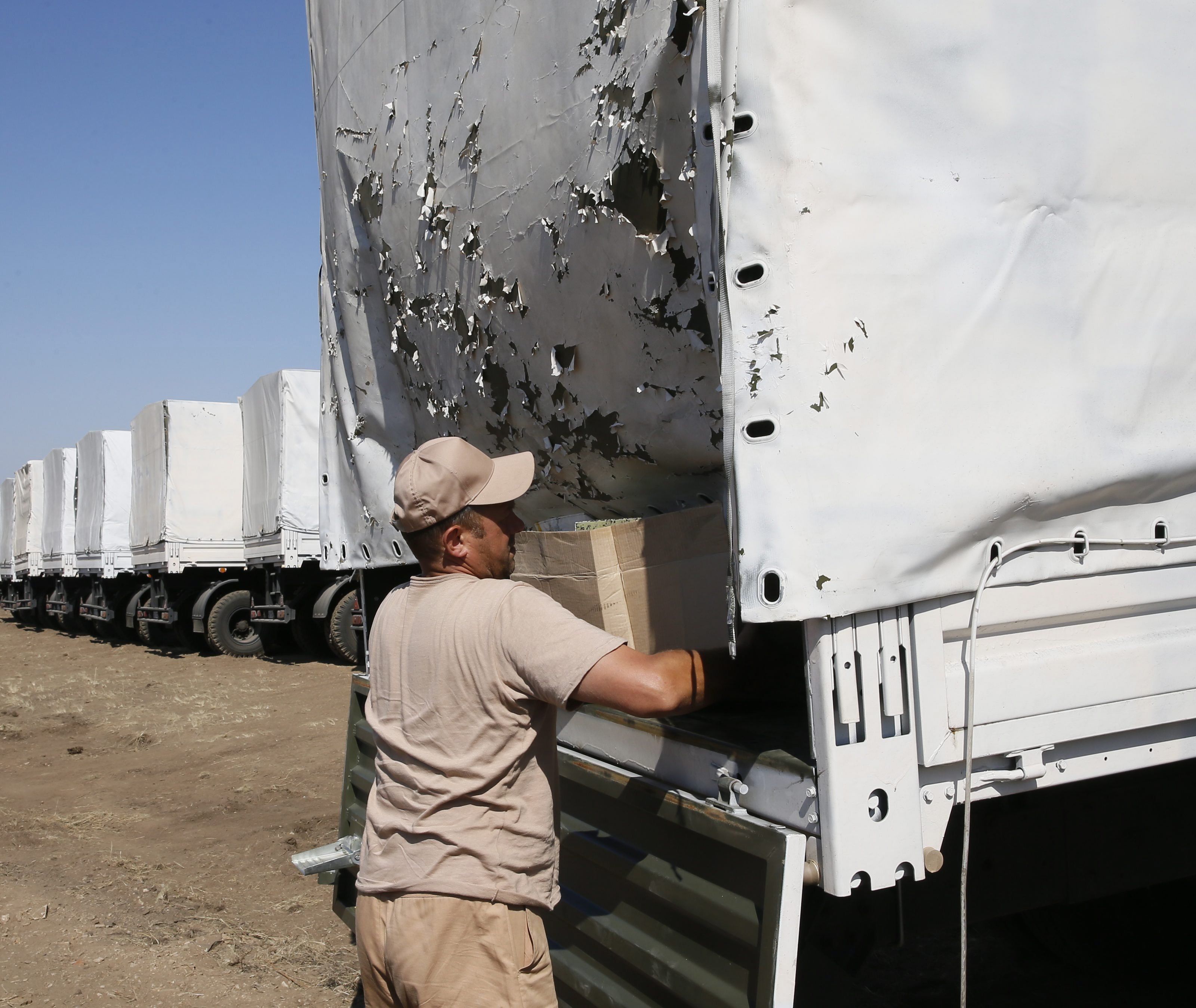 Ukrainische Sicherheitskräfte hatten bereits am Freitagmorgen mit der Kontrolle eines Hilfskonvois auf russischem Gebiet begonnen. Ukrainische Sicherheitskräfte hatten bereits am Freitagmorgen mit der Kontrolle eines Hilfskonvois auf russischem Gebiet begonnen.