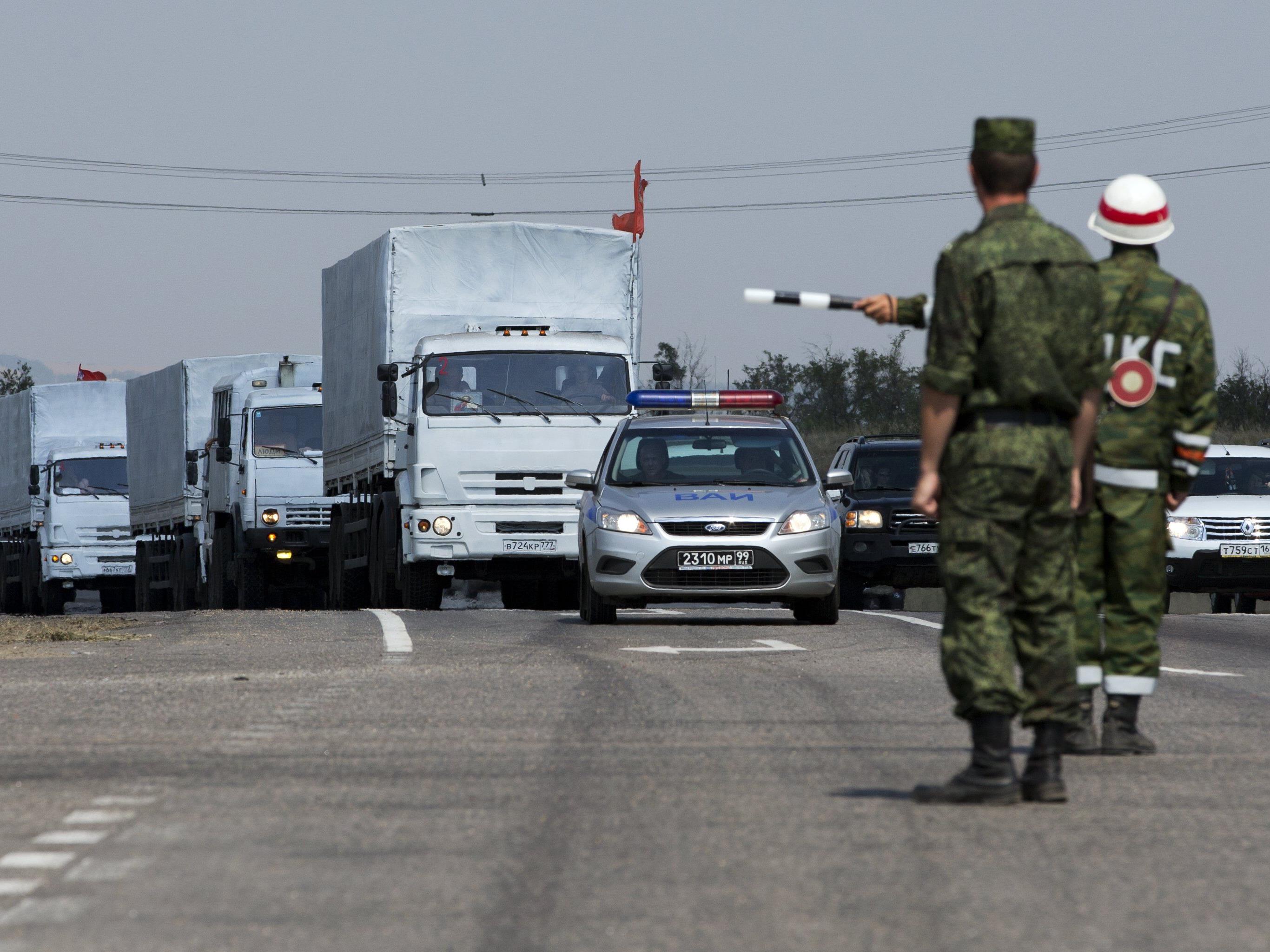 Der russische Konvoi mit humanitären Hilfsgütern für die Ostukraine hat die Grenze noch nicht überquert.