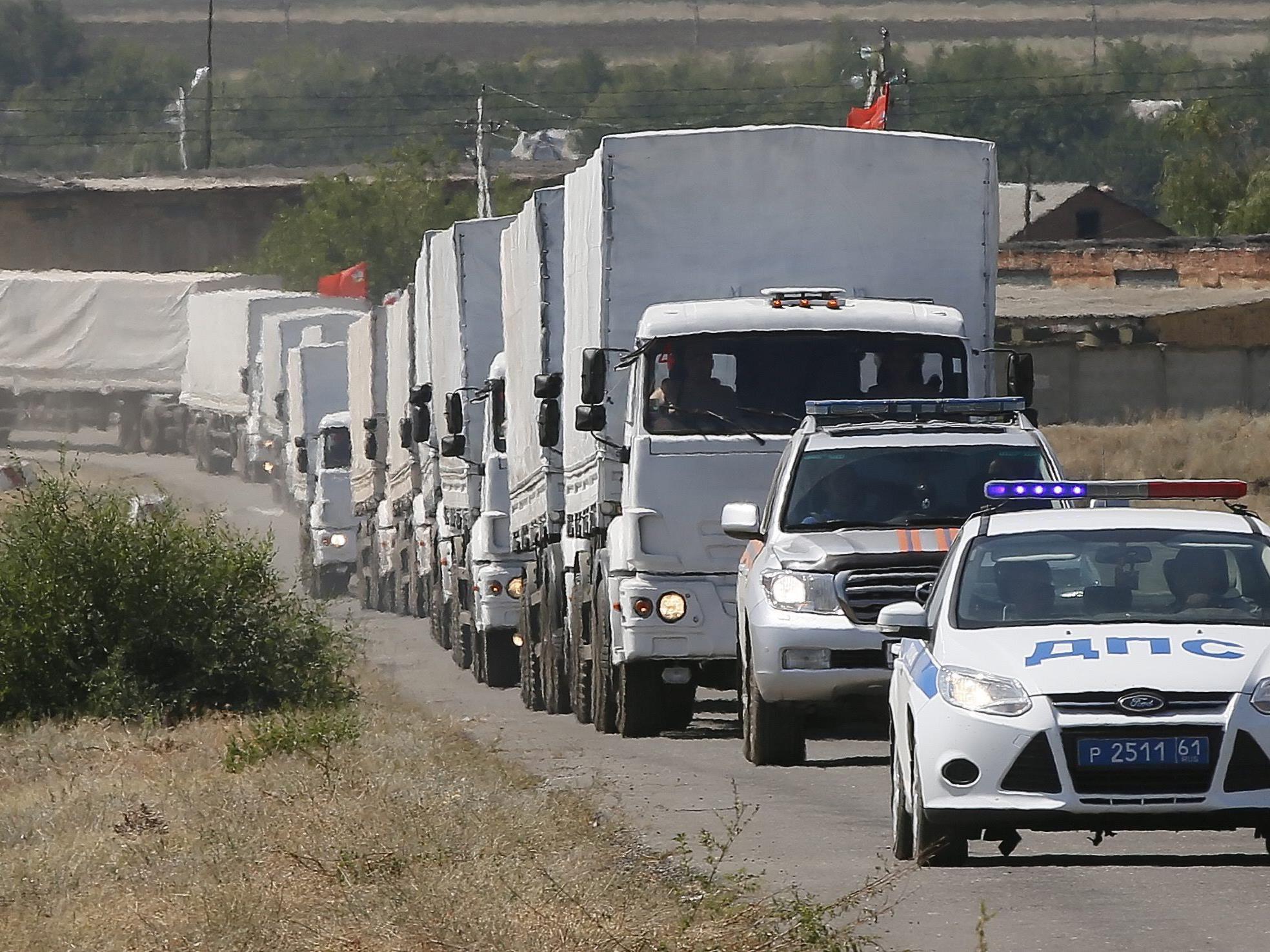 Laut Reuters passierten rund 20 Lkw des Konvois die russisch-ukrainische Grenze und fahren nun Richtung Luhansk (Lugansk).