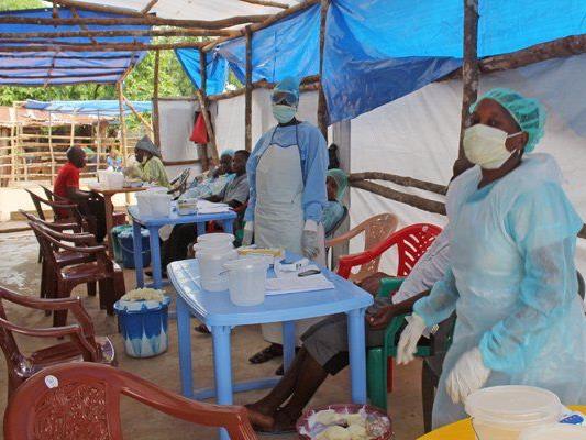 Medizinisches Personal in Sierra Leone versorgt die Infizierten.