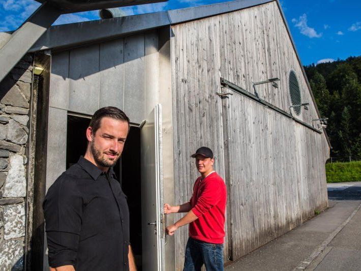 Heinrich und Dominik machen gegen die Schließung des E-Werks auf Facebook mobil. Heinrich und Dominik machen gegen die Schließung des E-Werks auf Facebook mobil.
