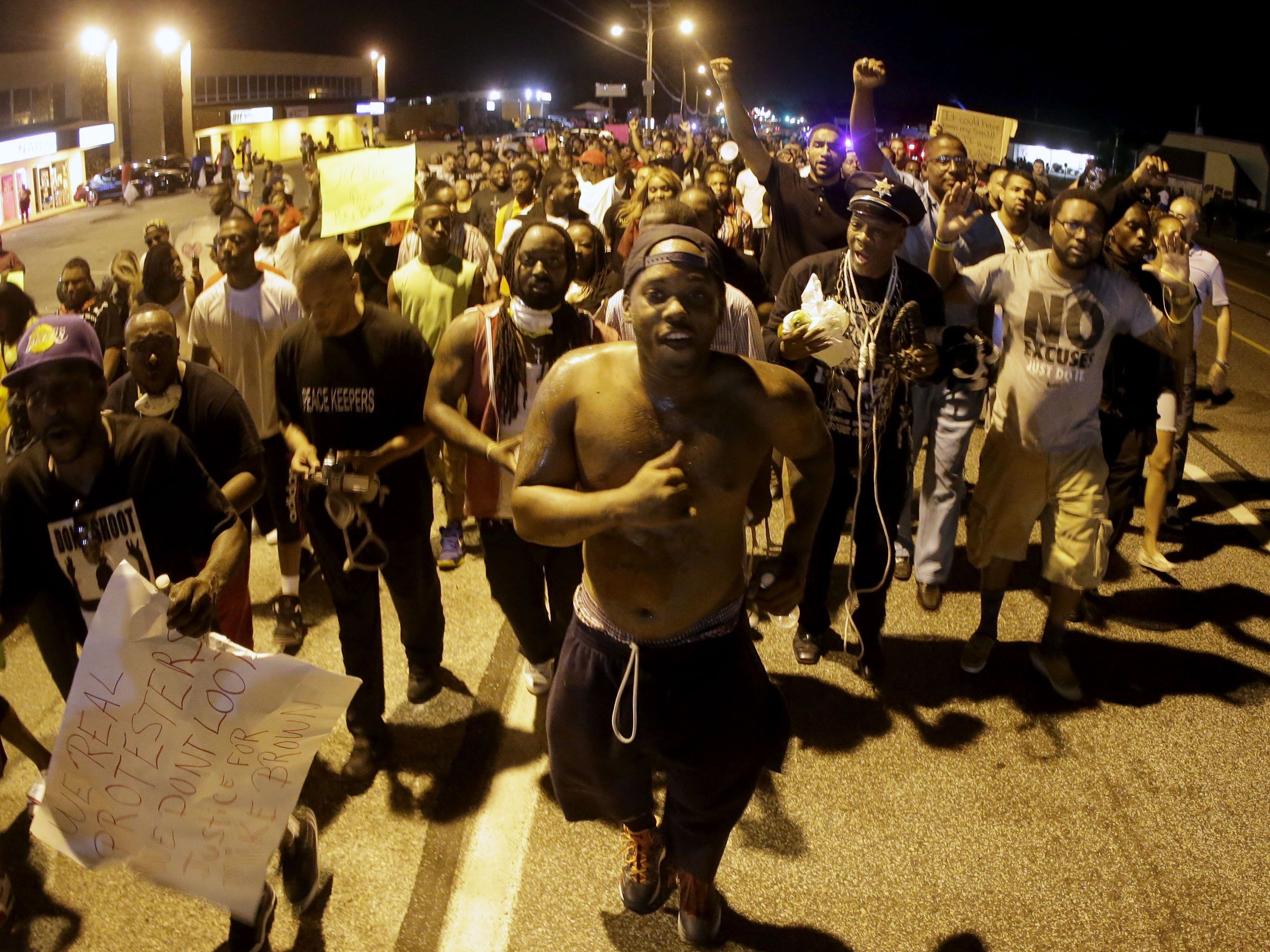 Auch nach über einer Woche halten die Proteste in Ferguson weiter an. Auch nach über einer Woche halten die Proteste in Ferguson weiter an.