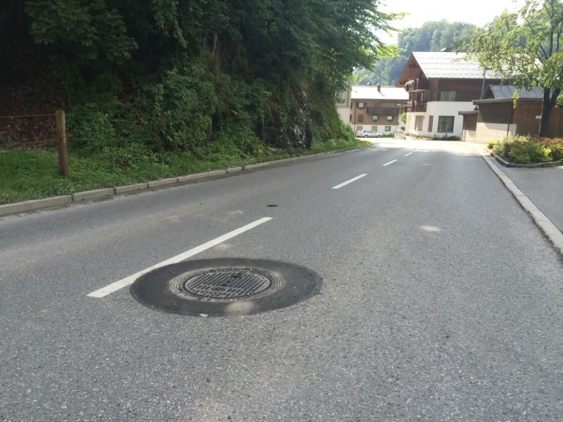 Die abgesunkenen Kanaldeckel wurden wieder an die Straßenoberfläche gebracht.