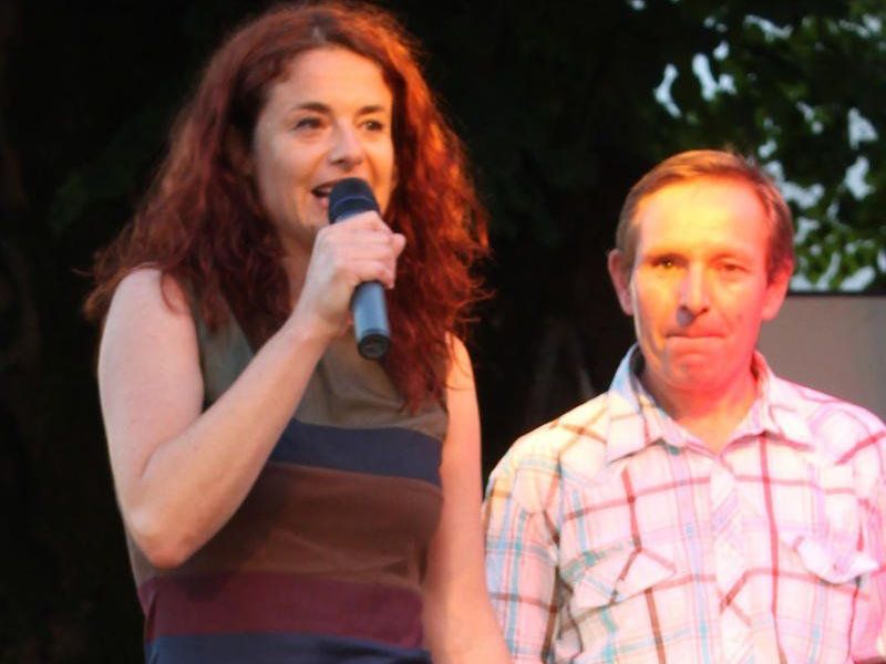 Susanne Rössl (mit Alexander Rüf) bereicherte den KäsKlatsch mit einer sehenswerten Modeschau. Susanne Rössl (mit Alexander Rüf) bereicherte den KäsKlatsch mit einer sehenswerten Modeschau.
