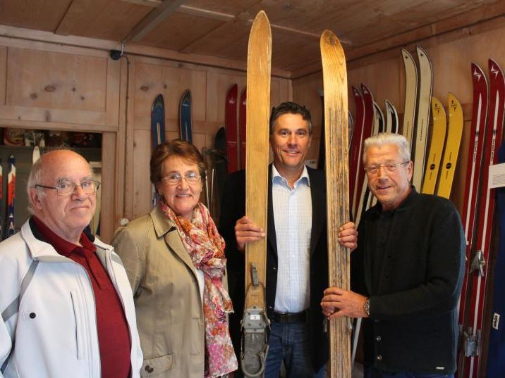 Stolz präsentieren Christian Lingenhöle und Thomas Fritz, Enkel von Anton Fritz, der vor mehr als 70 Jahren Sprungski baute. Links Horst Wehinger und Antons Tochter Frieda. – Di, 19. August 2014 17:48 – Wald3 „Kulisse Pfarrhof“ – Damülser Kilbi-Hit Stolz präsentieren Christian Lingenhöle und Thomas Fritz, Enkel von Anton Fritz, der vor mehr als 70 Jahren Sprungski baute. Links Horst Wehinger und Antons Tochter Frieda. – Di, 19. August 2014 17:48 – Wald3 „Kulisse Pfarrhof“ – Damülser Kilbi-Hit