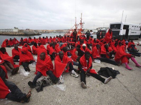 Tausende Flüchtlinge überqueren die gefährliche Grenze nach Europa Tausende Flüchtlinge überqueren die gefährliche Grenze nach Europa