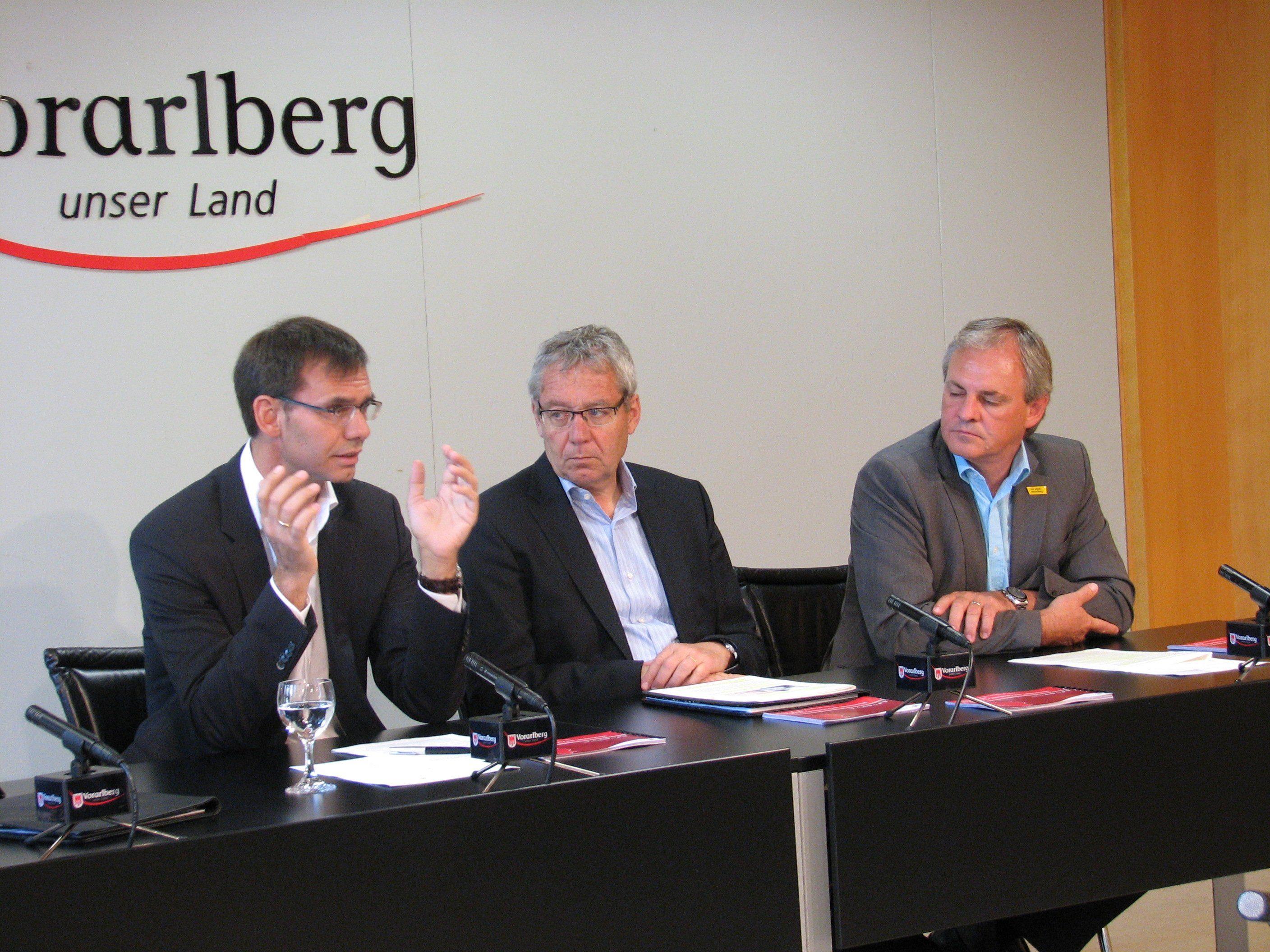 LH Wallner, LSth. Rüdisser und LR Sonderegger kündigten im Pressefoyer die Erarbeitung einer Wissenschafts- und Forschungsstrategie des Landes an.