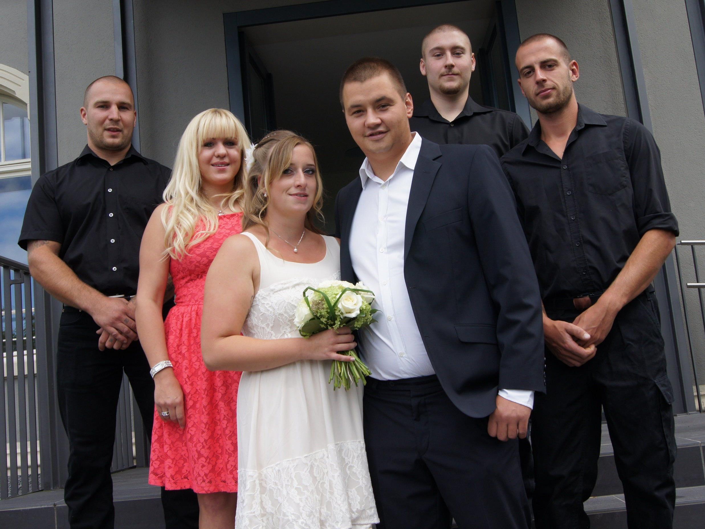 Das Brautpaar mit den Trauzeugen bei der standesamtlichen Trauung in Lauterach.