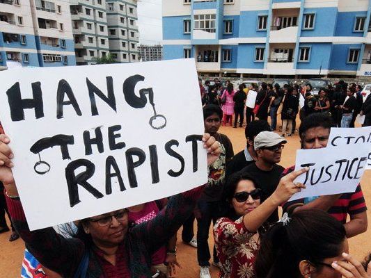 Es kommt häufig zu Protesten wegen den vielen Vergewaltigungen an Frauen und Kindern Es kommt häufig zu Protesten wegen den vielen Vergewaltigungen an Frauen und Kindern