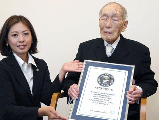 Sakari Momoi, der älteste Mann der Welt, bekommt seine Urkunde überreicht