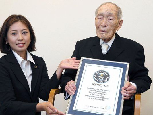 Sakari Momoi, der älteste Mann der Welt, bekommt seine Urkunde überreicht Sakari Momoi, der älteste Mann der Welt, bekommt seine Urkunde überreicht