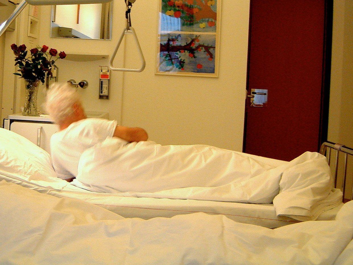 Auf diese Leintücher sind Edelstahlgarne als leitende Strukturen gestickt Auf diese Leintücher sind Edelstahlgarne als leitende Strukturen gestickt