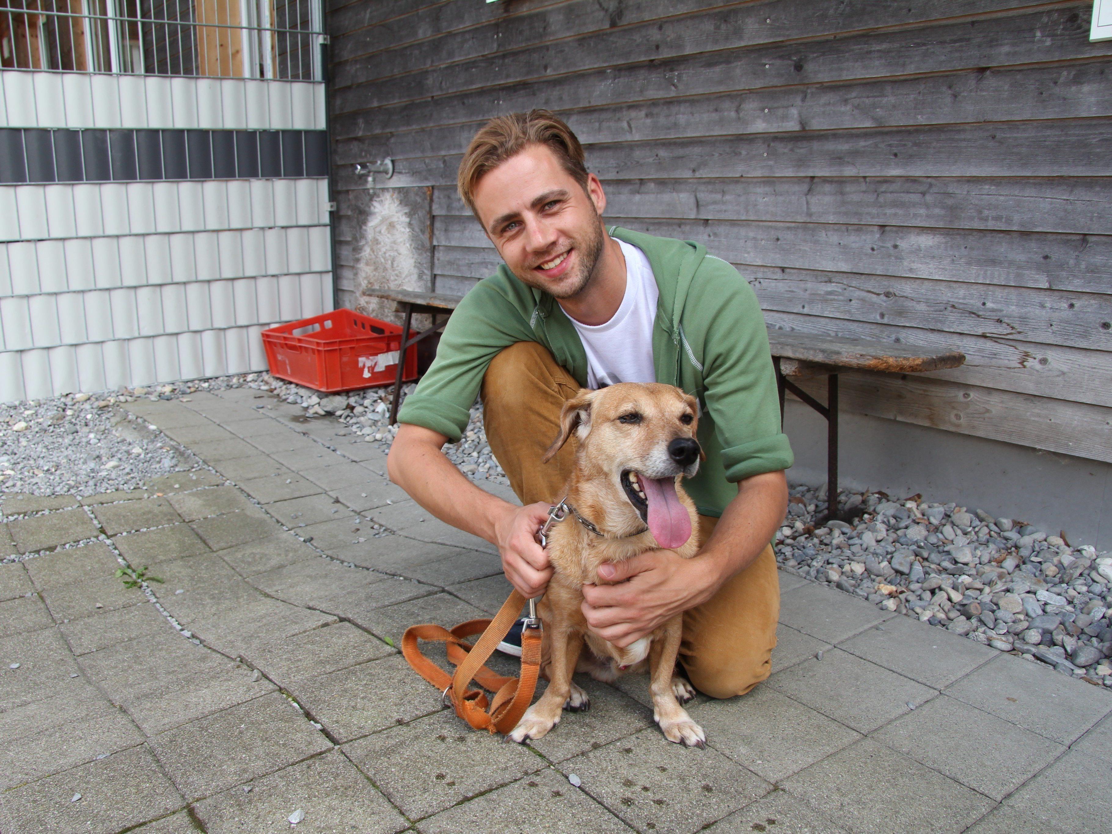 Tierpfleger aus Passion: Marco Milohnic mit Fundhund Waldi.