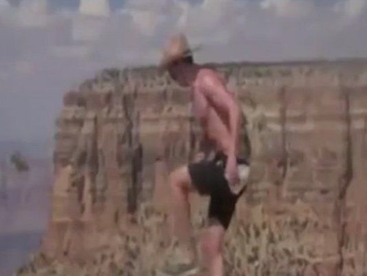 Ein Mann kickt ein Eichhörnchen in den Grand Canyon. Ein Mann kickt ein Eichhörnchen in den Grand Canyon.