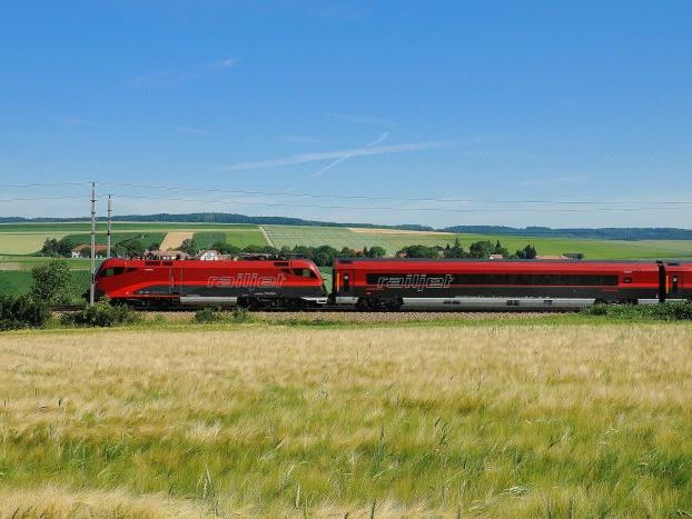Die Bahn ist zwölf Mal klimafreundlicher unterwegs als der klassische Pkw. Die Bahn ist zwölf Mal klimafreundlicher unterwegs als der klassische Pkw.