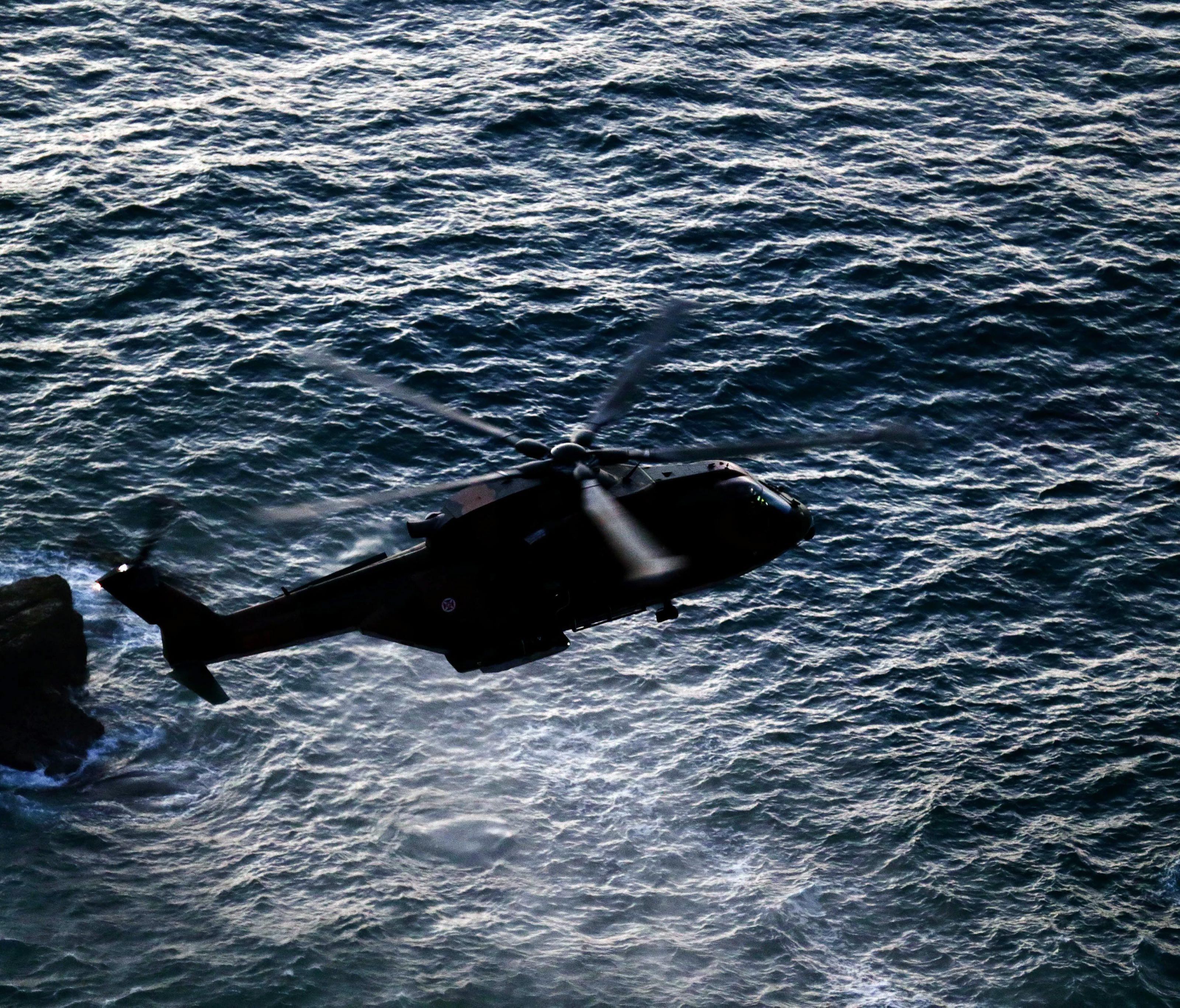 Familientragödie in Portugal - im Bild: Ein Helikopter sucht nach dem verunglückten Paar. Familientragödie in Portugal - im Bild: Ein Helikopter sucht nach dem verunglückten Paar.