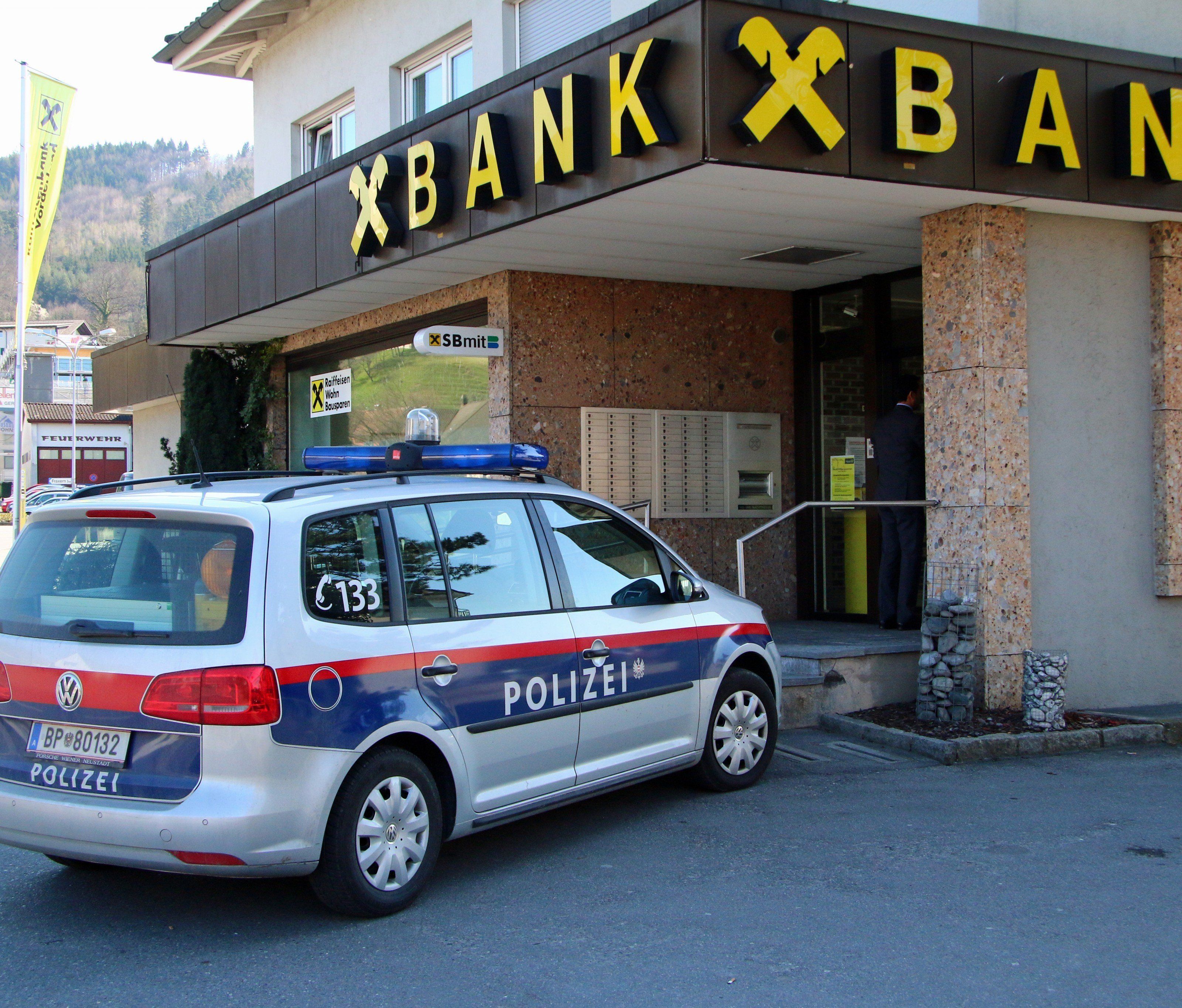 Die Polizei bittet Zeugen um Mithilfe. Die Polizei bittet Zeugen um Mithilfe.