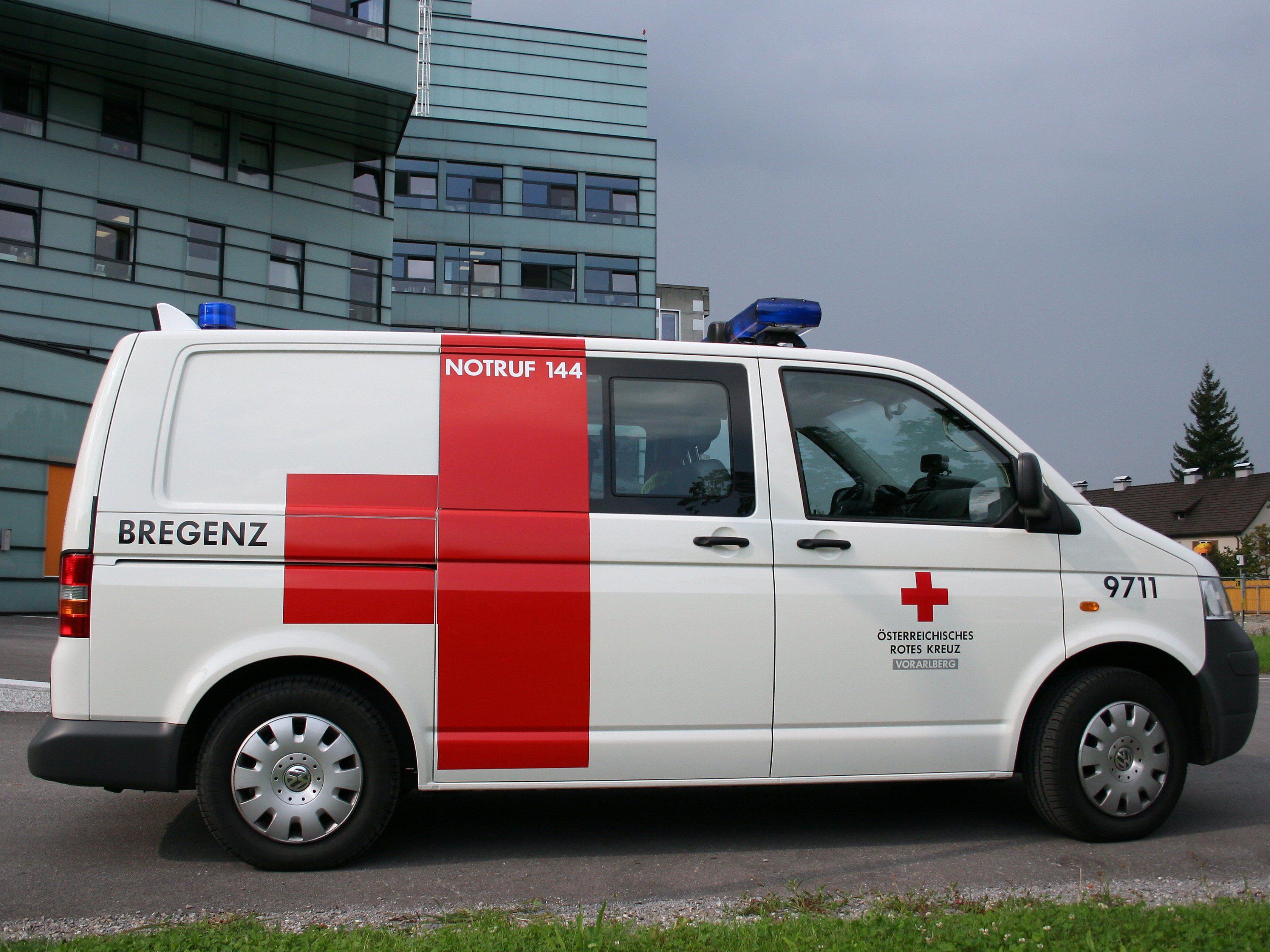 Radfahrer nach Kollision schwer verletzt ins LKH Bregenz gebracht.