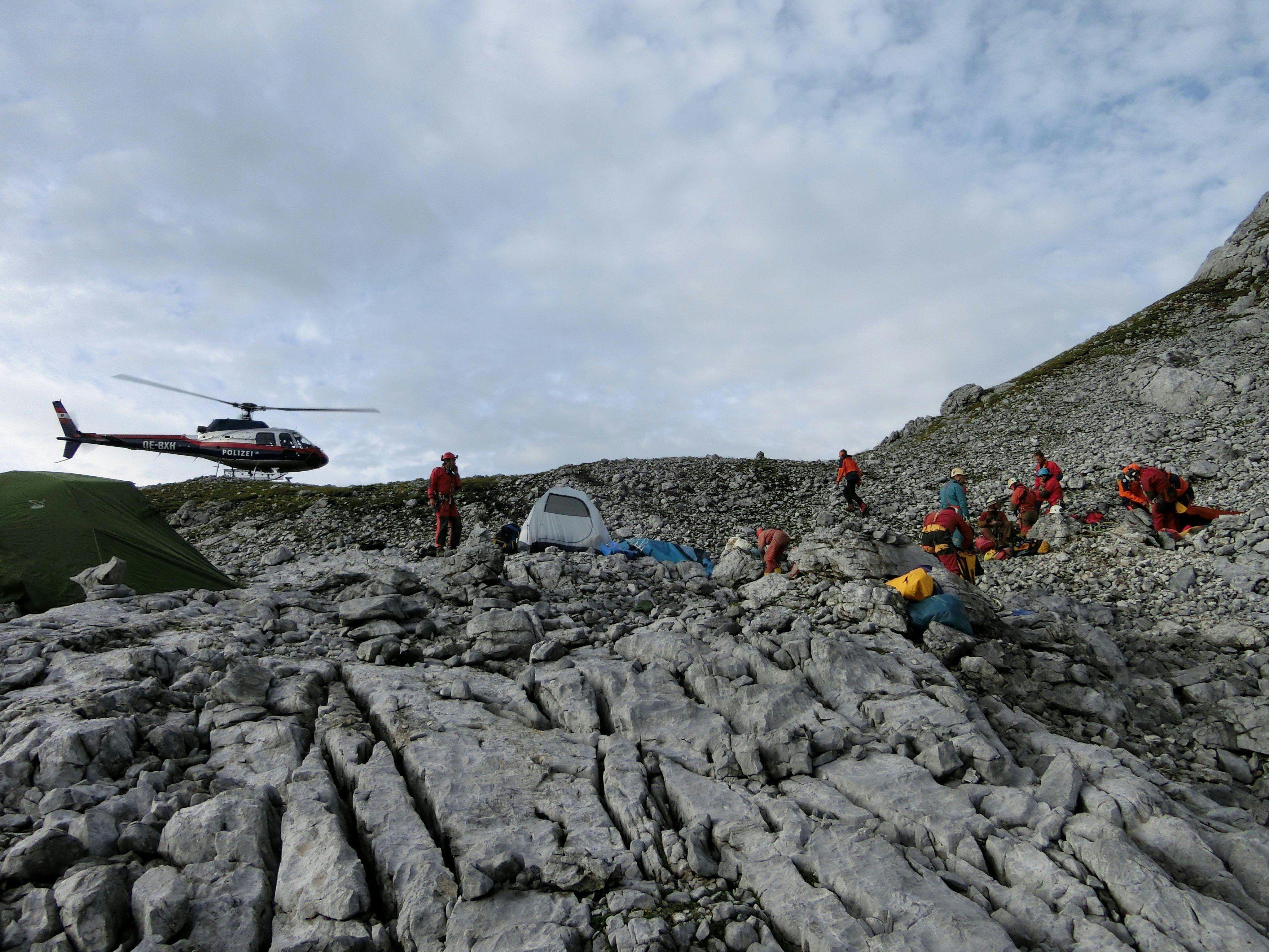 Verunglückter Höhlenforscher aus Salzburger Jack-Daniel's-Höhle geborgen und ins Spital geflogen.