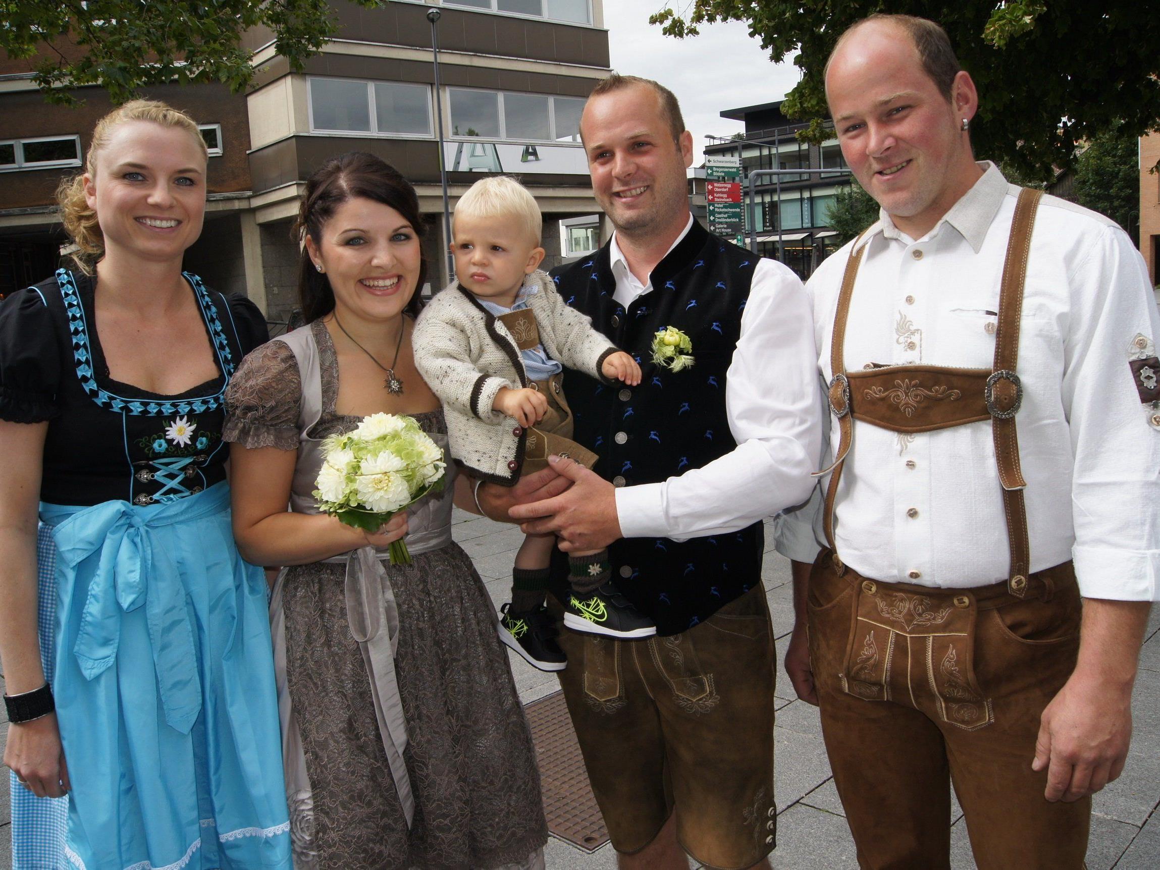 Das Brautpaar mit den Trauzeugen und Elias bei der standesamtlichen Trauung in Dornbirn.