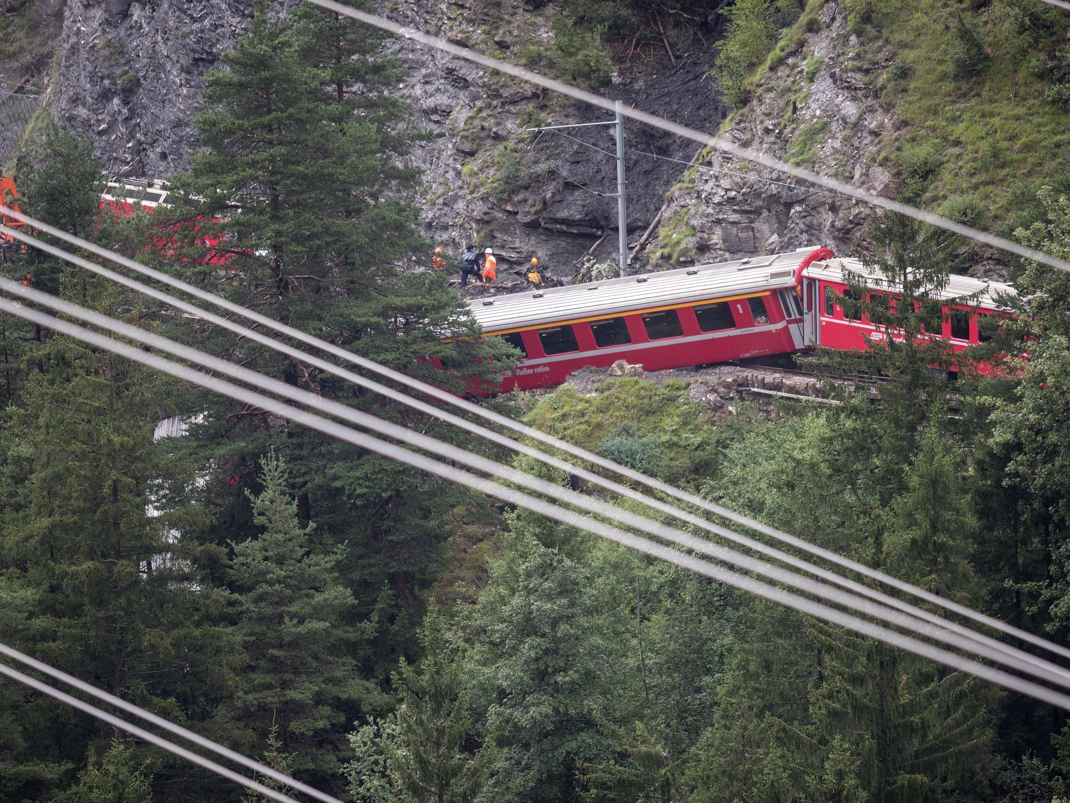 Schweres Zugunglück in Graubünden fordert fünf Schwerverletzte.