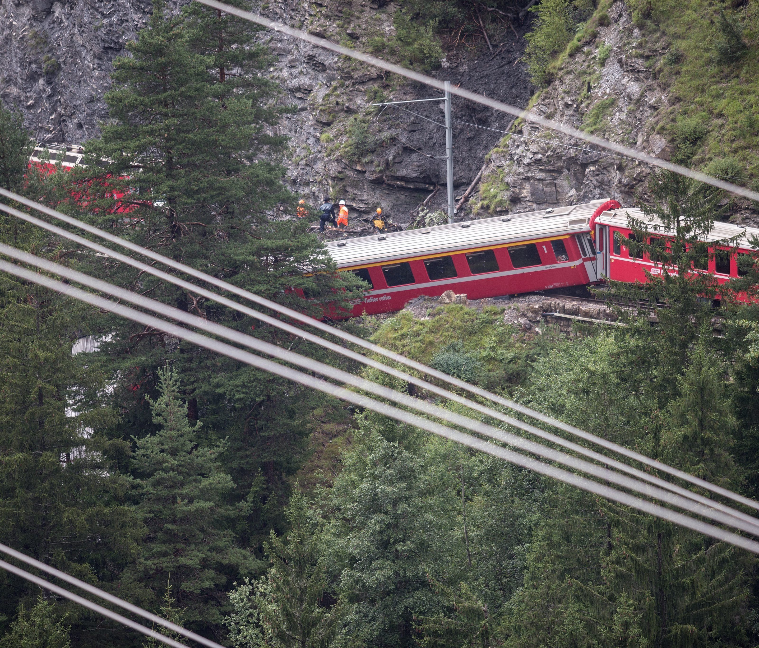 Schweres Zugunglück in Graubünden fordert fünf Schwerverletzte.