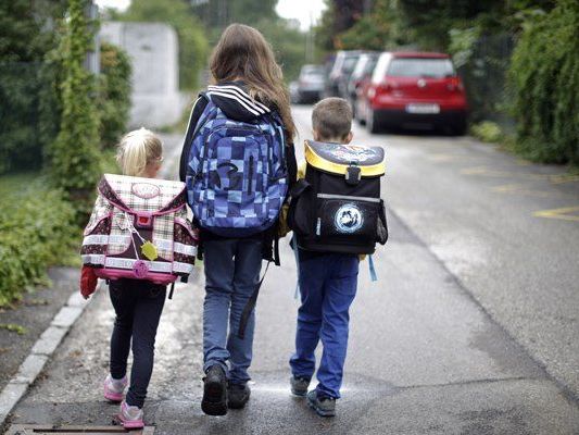 Gerade auf Schulwegen ist für Autofahrer besondere Vorsicht geboten Gerade auf Schulwegen ist für Autofahrer besondere Vorsicht geboten