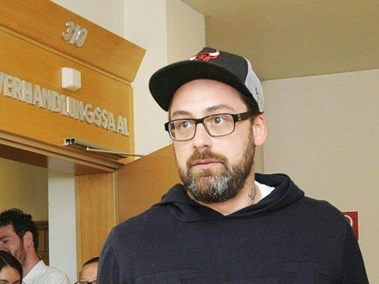 Sido vor dem Verhandlungssaal Sido vor dem Verhandlungssaal