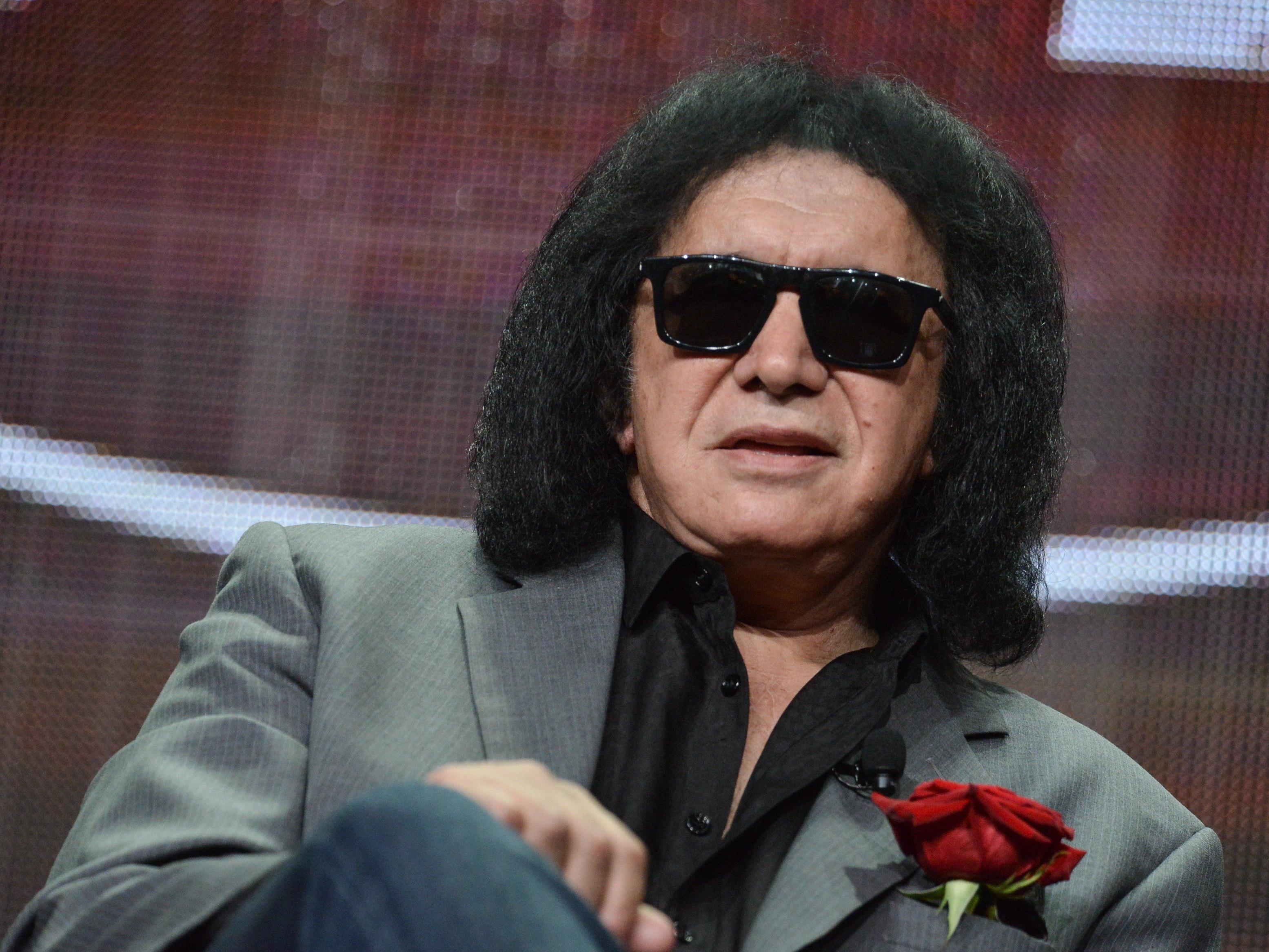 Wenn es nach Gene Simmons geht, sollten sich Jugendliche, die meinten: "Ich lebe in Seattle, ich bin depressiv" auch tatsächlich umbringen. Wenn es nach Gene Simmons geht, sollten sich Jugendliche, die meinten: "Ich lebe in Seattle, ich bin depressiv" auch tatsächlich umbringen.