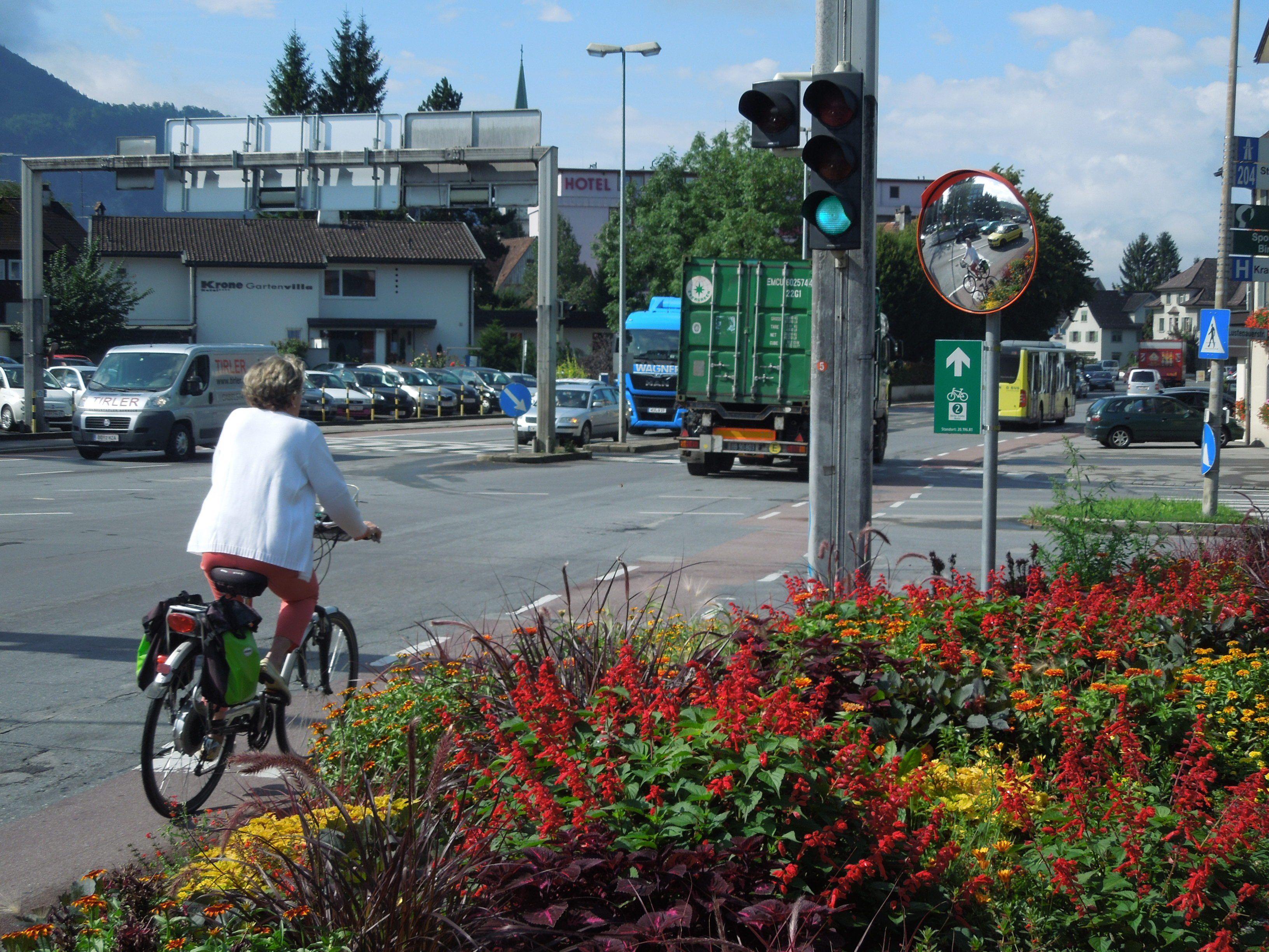 Der defekte Spiegel an der Kreuzung beim Stadtspital Dornbirn wurde nach einem Bürgerforumshinweis rasch ausgetauscht.