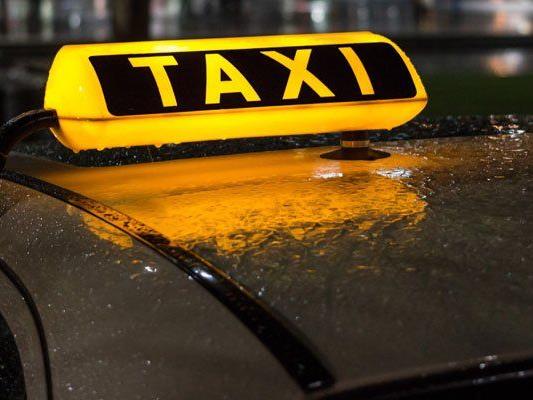 Alkolenker prallte gegen Taxi - Fahrgast unbestimmten Grades verletzt.