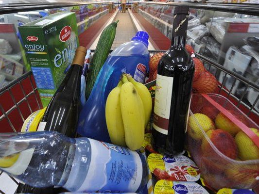 Teenager bediente sich um Supermarkt Teenager bediente sich um Supermarkt