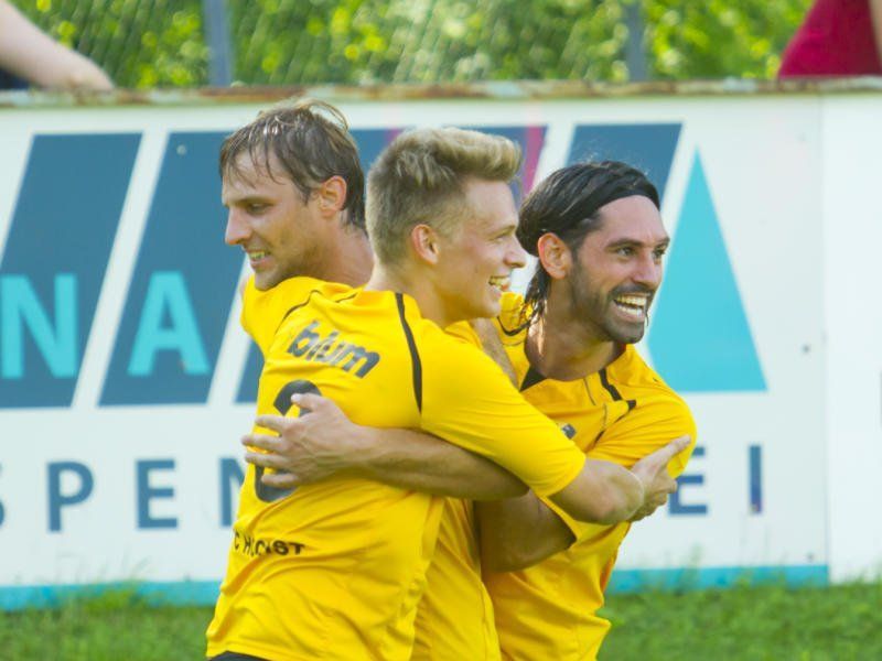 Zweimal jubelte Höchst im Derby gegen Hard, aber es reicht nur zu einem 2:2-Remis. Zweimal jubelte Höchst im Derby gegen Hard, aber es reicht nur zu einem 2:2-Remis.