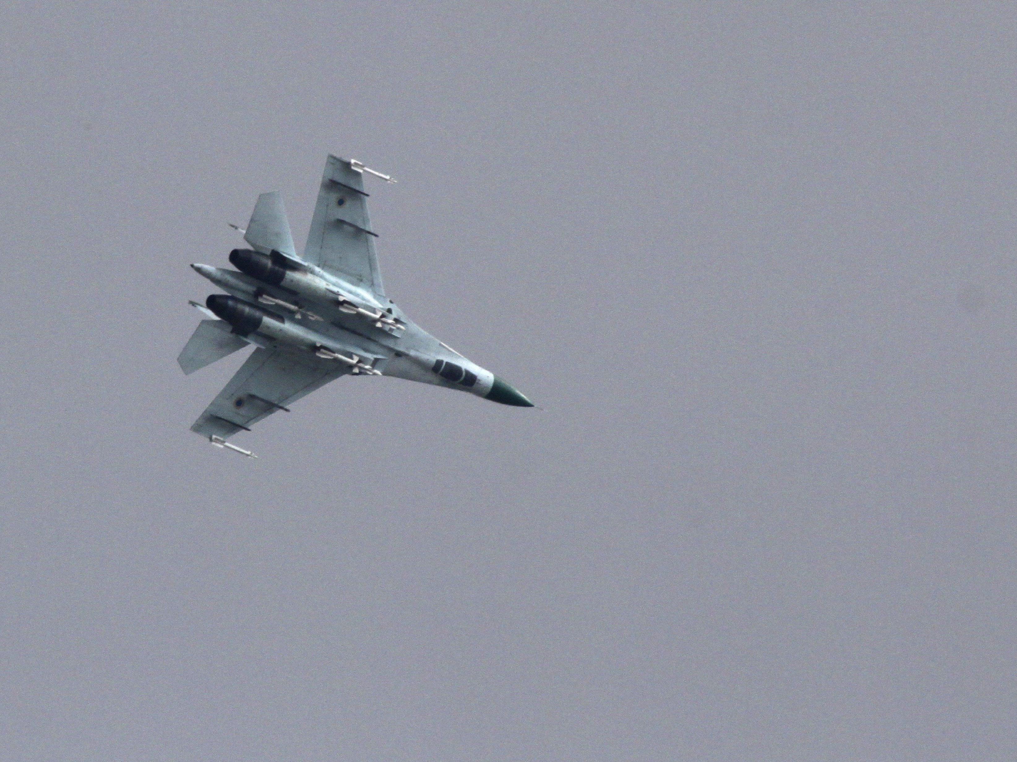 Die ukrainische Luftwaffe bombardiert erstmals Donezk, mindestens drei Zivilisten kamen ums Leben.