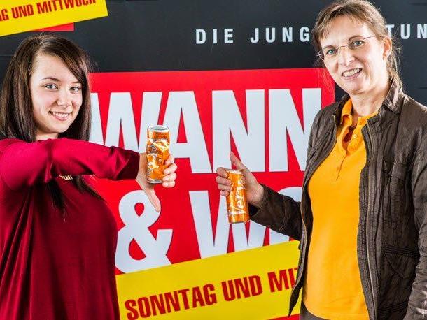 Während Elena (links) dem Produkt eine klare Absage erteilt, ist Ilse (rechts) begeistert von dem als Nahrungsergänzungsmittel verkauften Drink.