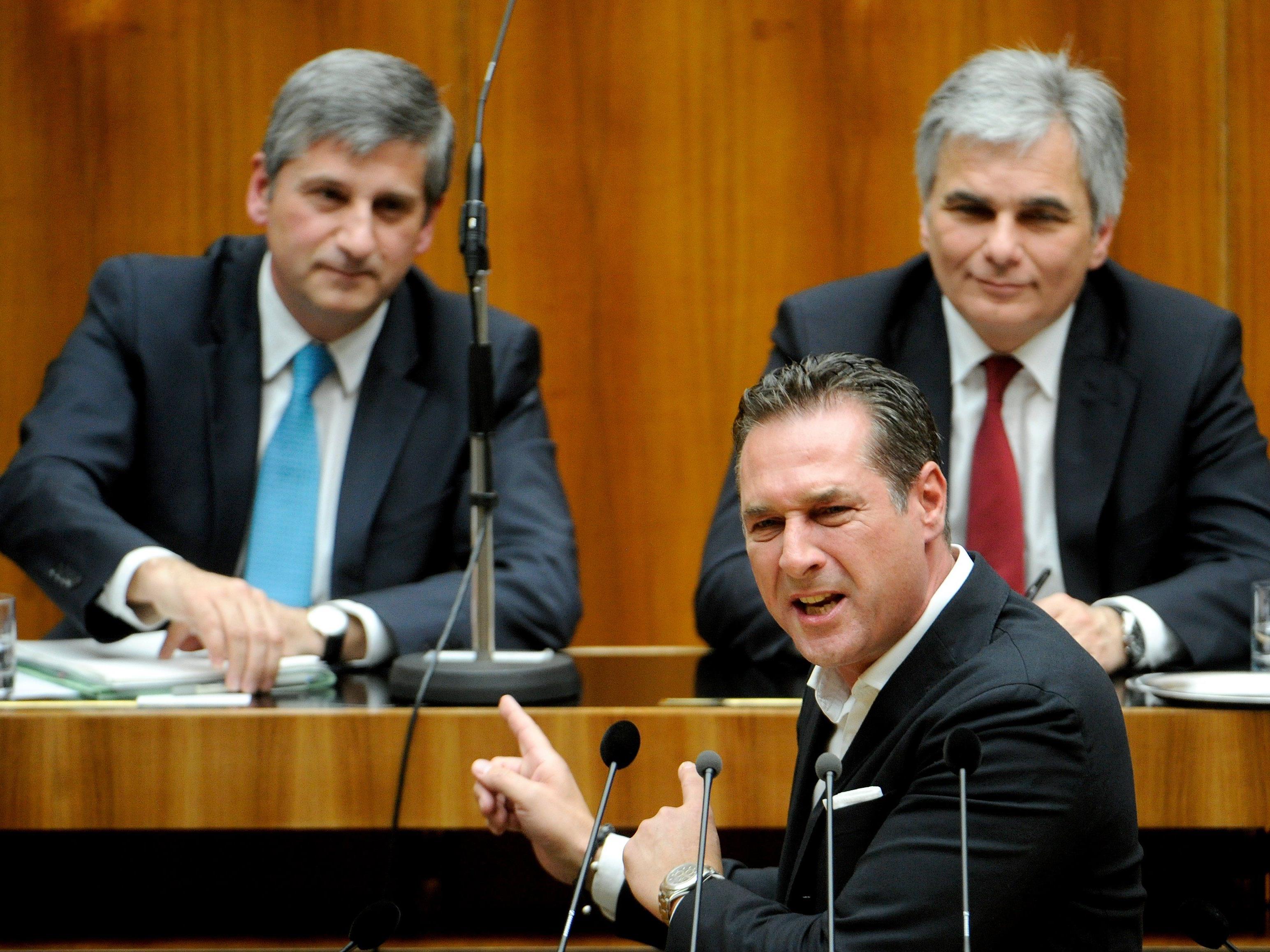 Die beiden Herren im Hintergrund kommen nicht. Strache selbst macht sich allerdings auch eher rar im Vorarlberger Wahlkampf 2014.