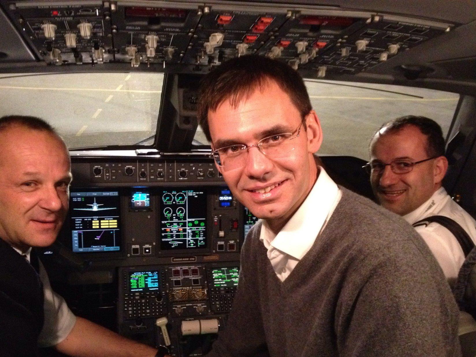 Dieses Archivbild zeigt LH Markus Wallner im Cockpit eines Flugzeuges.