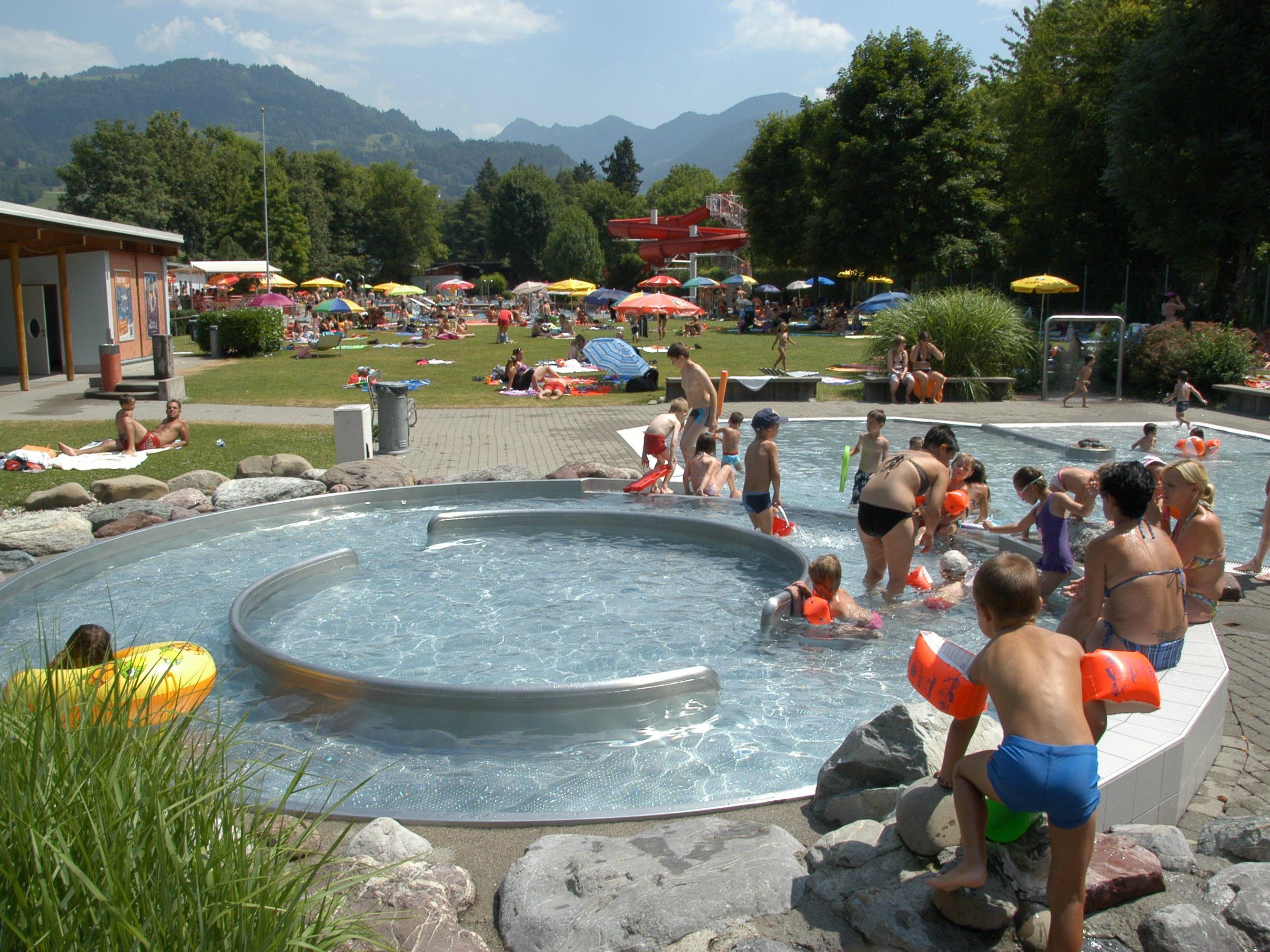 So viele Schwimmbad Besucher gab es im vergangenen Sommer nur selten.